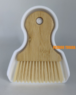 Desk cleaning broom